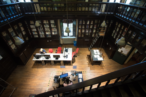Foto della sala lettura della sezione di Ravenna della biblioteca