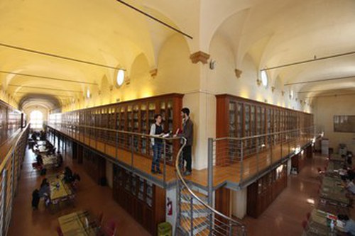 Foto del secondo piano della biblioteca