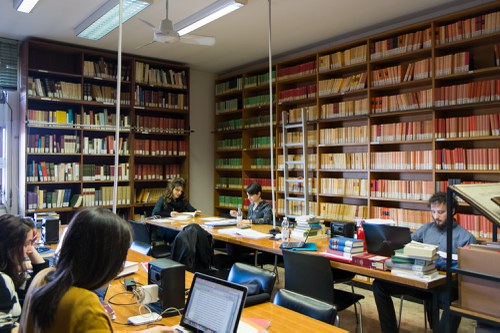 Foto della sala di lettura della sezione di Storia Antica