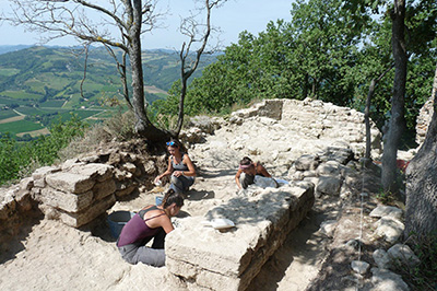 Foto che ritrae alcune studentesse impegnate nelloi scavo dei ruderi del castello di Ceparano