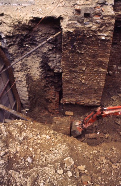 Fotografia che mostra un dettaglio dei resti delle opere murarie medievali, sotto il chiostro Grande, resi visibili dalle trincee scavate nel corso dei restauri