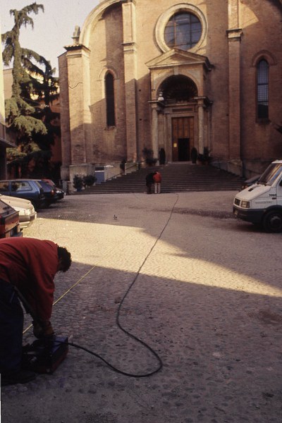 Fotografia che ritrae un dettaglio delle attività di prospezione georadar svolte nella piazza di San Giovanni in Monte