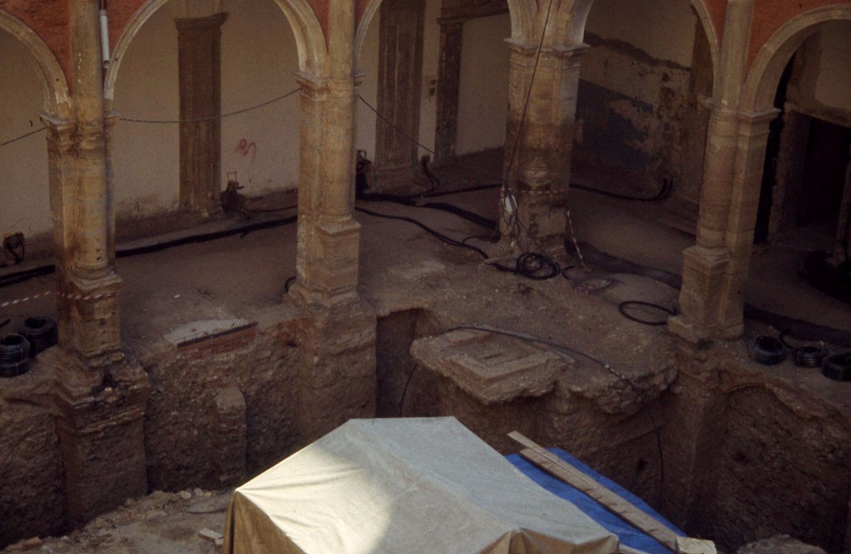 Fotografia che ritrae gli scavi eseguiti durante i lavori di restauroi nel lato nord orientale del chiostro grande