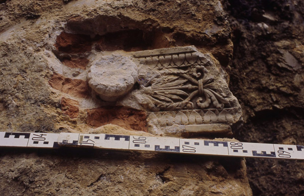 Fotografia che mostra un frammento di decorazione architettonica, probabilmente quattrocentesca, rinvenutonei plinti di fondazione del colonnato del chiostro grande