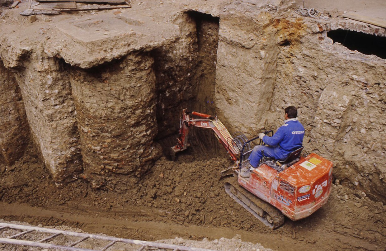 Fotografia che ritrae gli scavi del pozzo nell'angolo nord orientale del chiostro grande