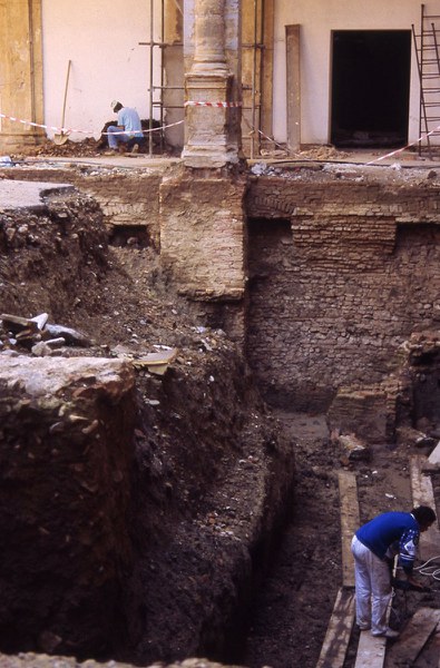 Fotografia che ritrae la trincea stratigrafica scavata lungo il lato nord del chiostro grande
