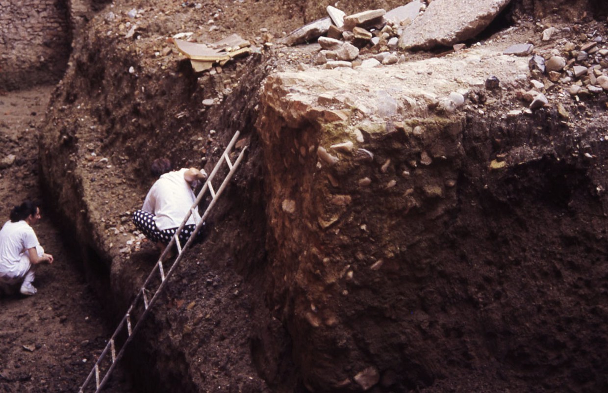 Fotografia che ritrae le operazioni di rilievo stratigrafico lungo il lato orientale del chiostro grande