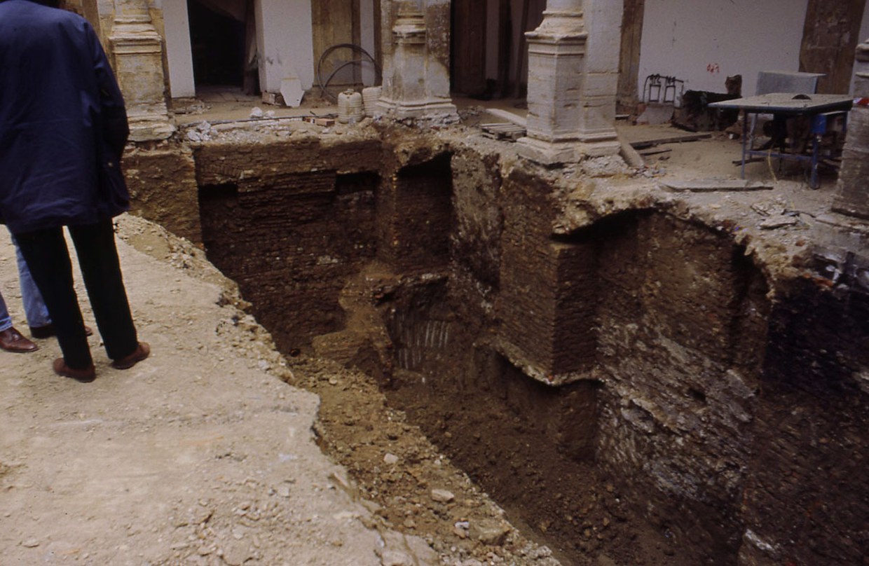 Fotografia che mostra i resti delle fondazioni medievali, sotto il chiostro Grande, resi visibili dalle trincee scavate nel corso dei restauri