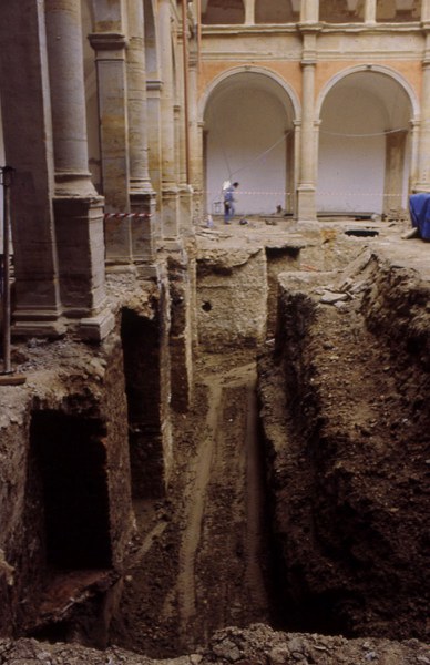 Fotografia che ritrae le trincee scavate nel chiostro grande di San Giovanni in Monte per realizzare l'impermeabilizzazione delle opere di fondazione