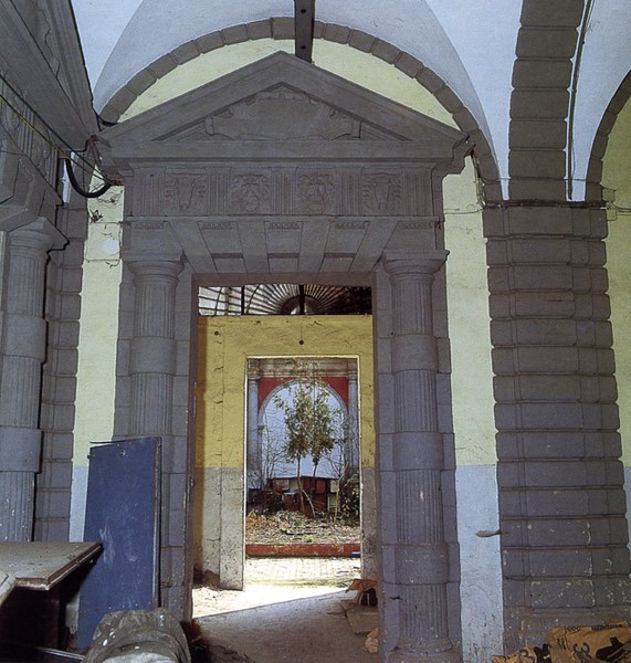 Fotografia del portale e del loggiato al piano terreno prima dei restauri