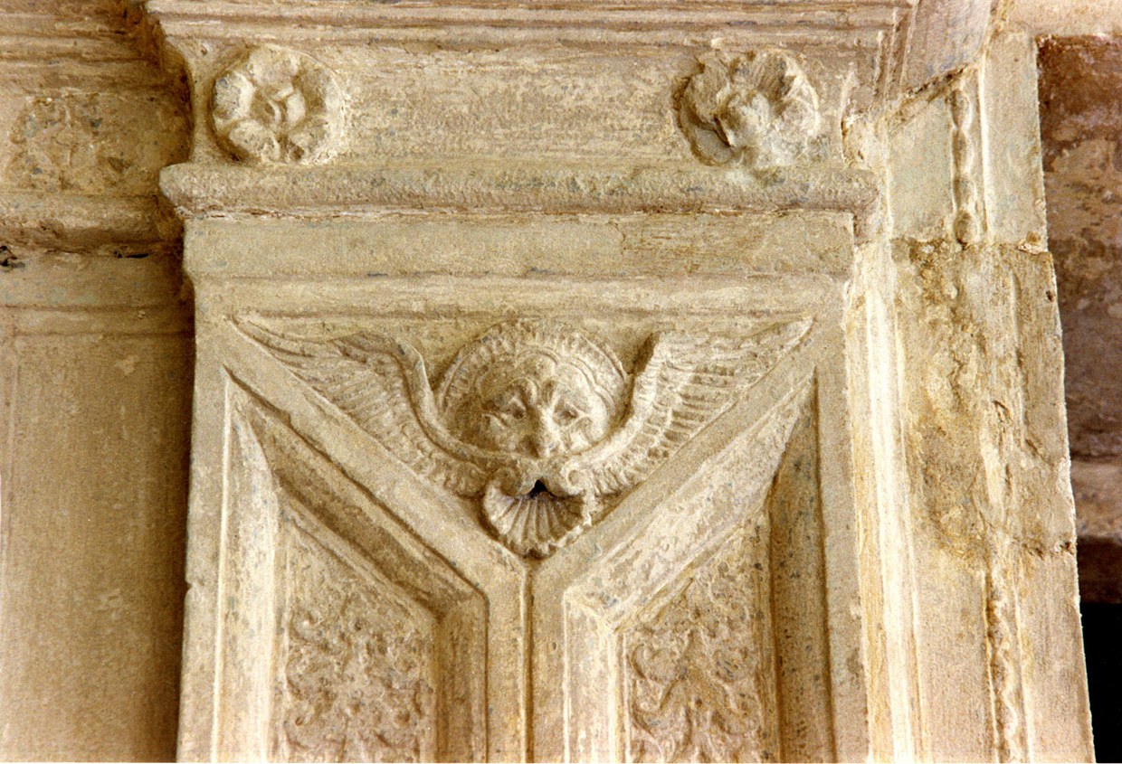 Fotografia di un particolare delle decorazioni in arenaria restaurate