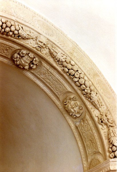 Fotografia di un particolare delle decorazioni in arenaria restaurate