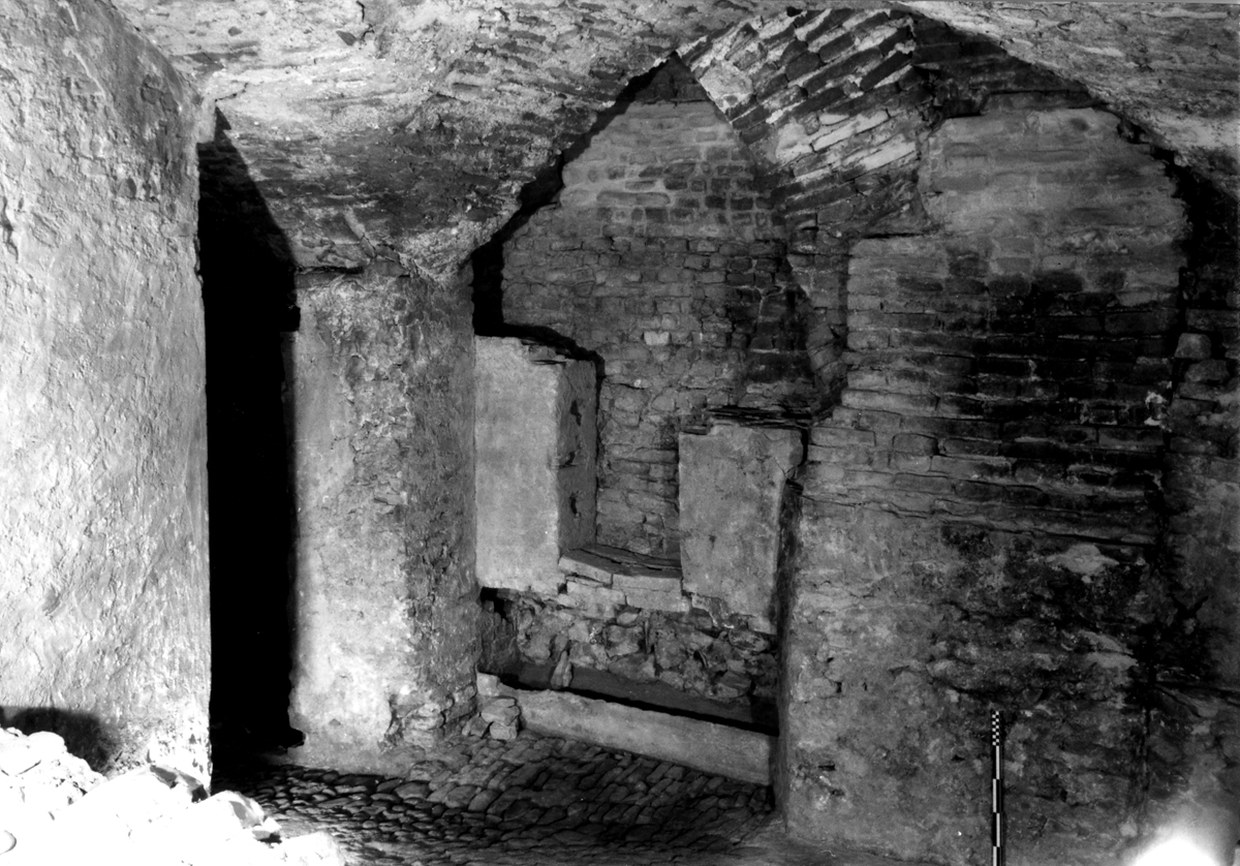 Fotografia che ritrae alcuen strutture del seminterrato, tra le quali le volte del convento rinascimentale