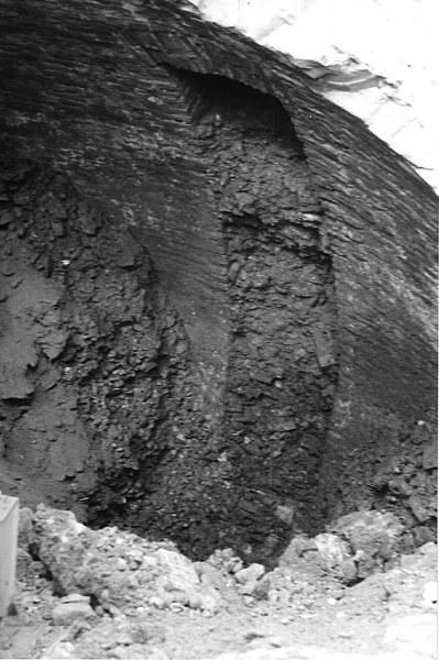 Fotografia che ritrae la calotta interna della ghiacciaia in fase di scavo