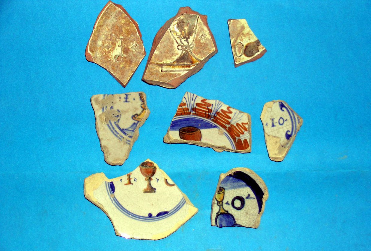 Fotografia che ritrae alcuni frammenti di ceramiche conventuali medievali e rinascimentali rinvenute nel corso degli scavi