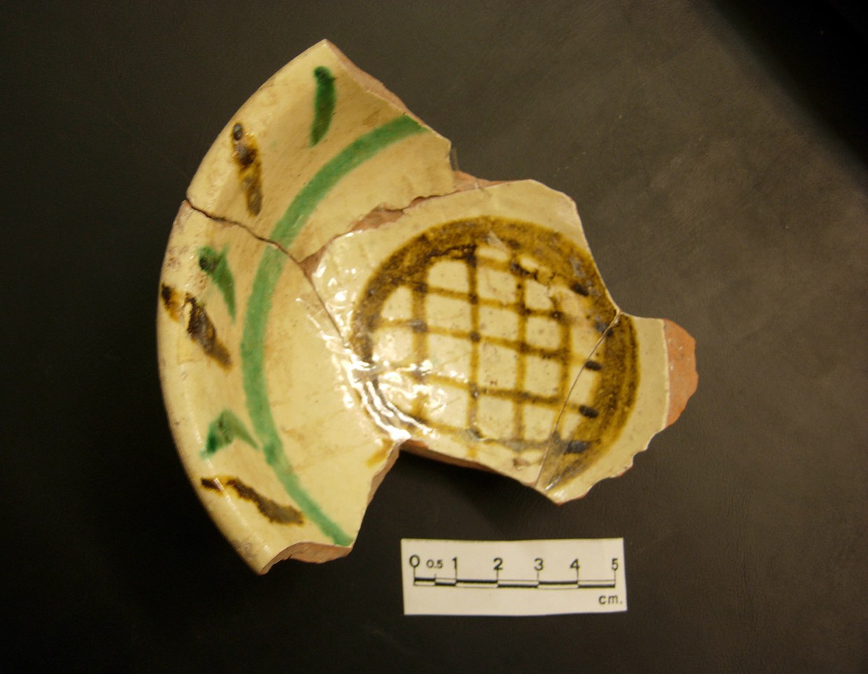 Fotografia di una ciotola in ceramica ingobbata, invetriata e dipinta