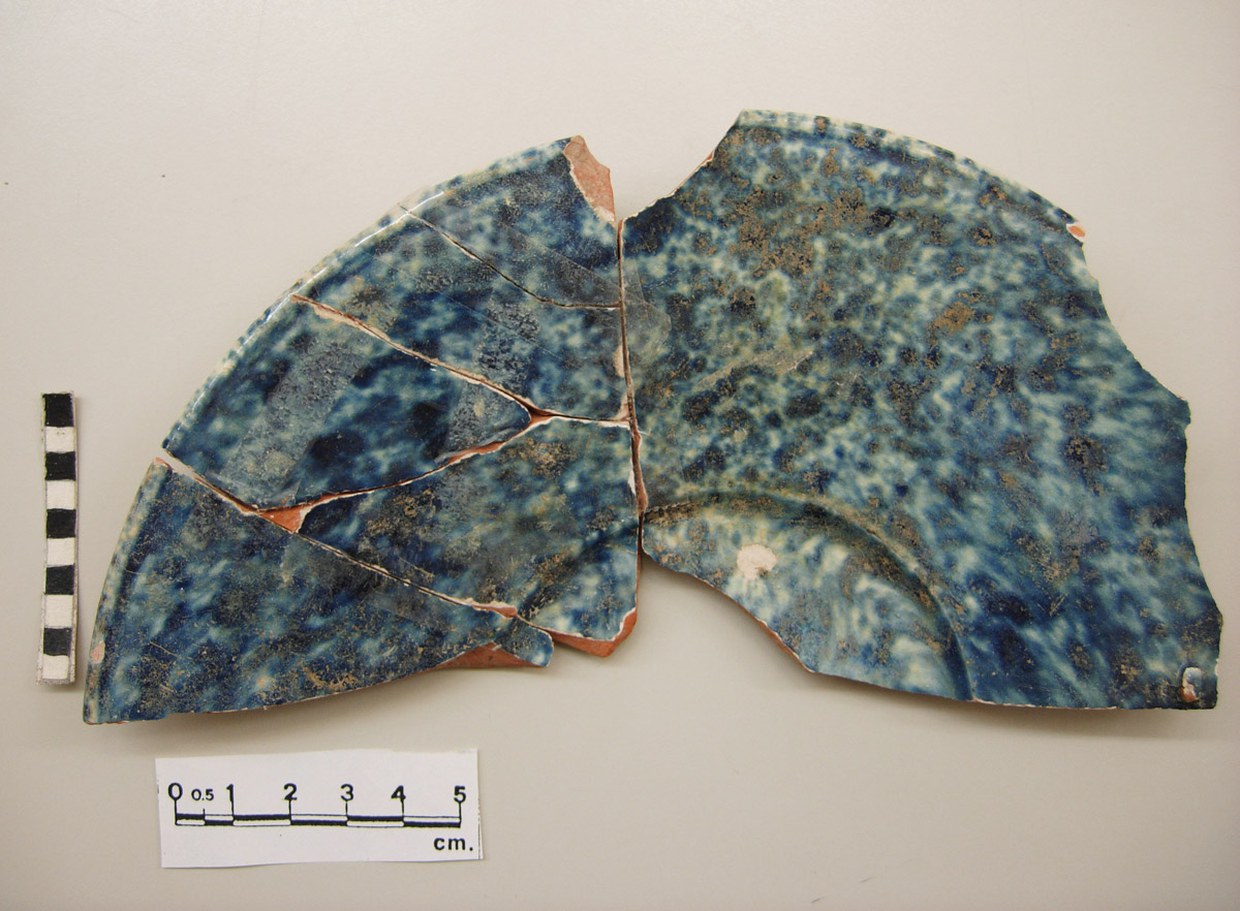 Fotografia del frammento di un piatto postrinascimentale con decorazione maculata