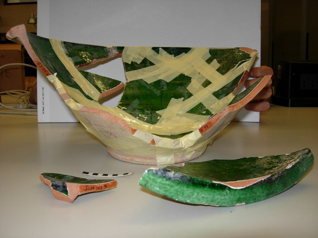 Fotografia di conca in ceramica invetriata monocroma verde