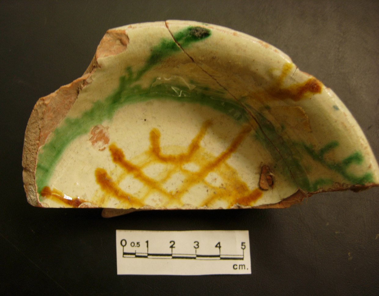 Fotografia di una ciotola in ceramica ingobbata, invetriata e dipinta