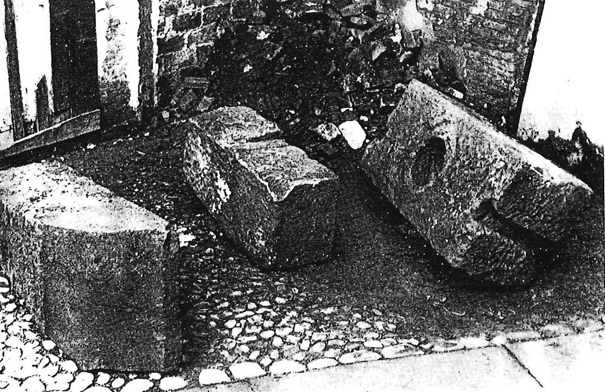 Fotografia che ritrae alcuni blocchi di pietra rinvenuti nel 1947