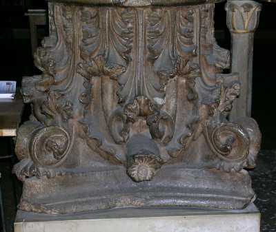 Fotografia del capitello corinzio italico conservato all'interno della chiesa