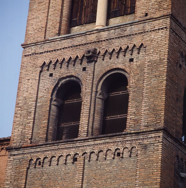 Forografia che ritrae le finestre del campanile