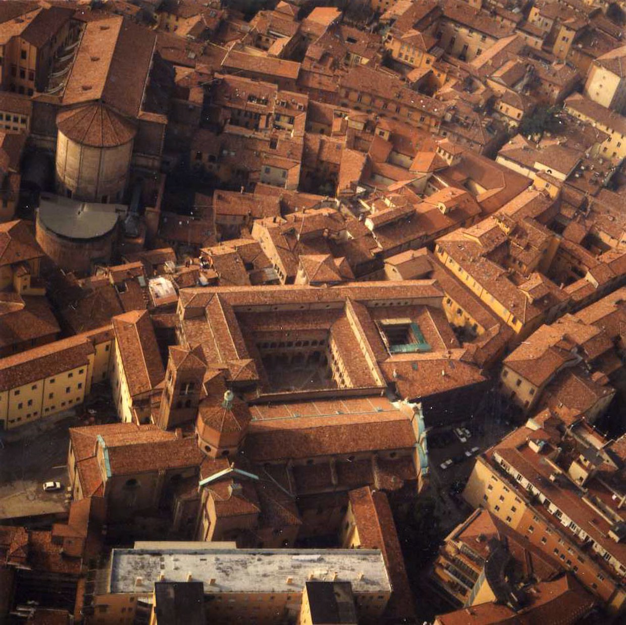 Fotografia con la veduta aerea del Complesso di San Giovanni in Monte prima dei restauri