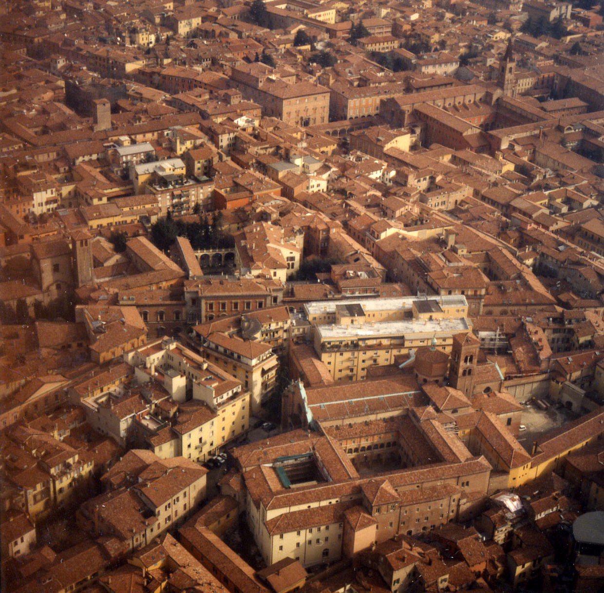 Fotografia con la veduta aerea del Complesso di San Giovanni in Monte prima dei restauri