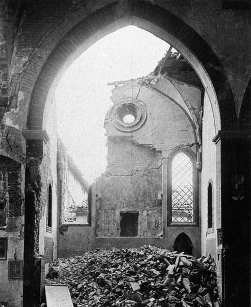 Fotografia che ritrae l'interno della chiesa bombardata nel 1944