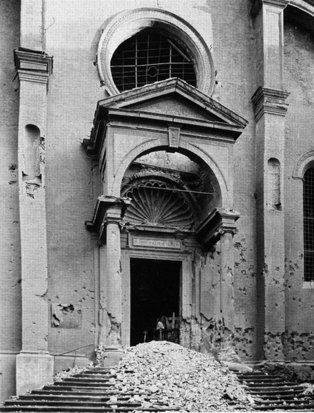Fotografia che ritrae il protiro dopo il bombardamento
