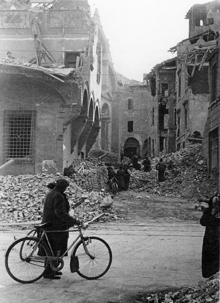 Fotografia della salita al Comnplesso di San Giovanni in Monte dopo il bombardamento