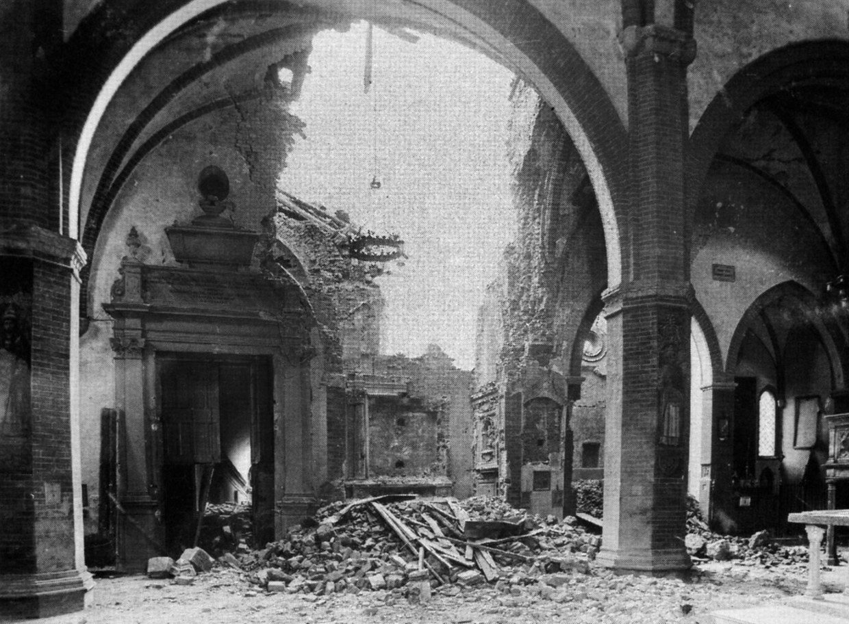 Fotografia che ritrae l'interno della ch9esa bombardata. 1044