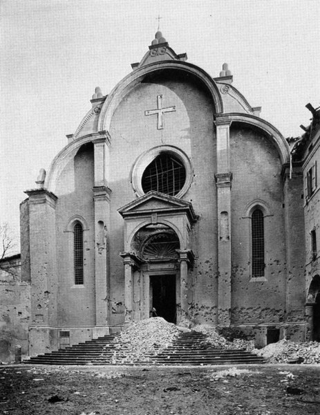 Fotografia della facciata della chiesa dopo il bombardamento