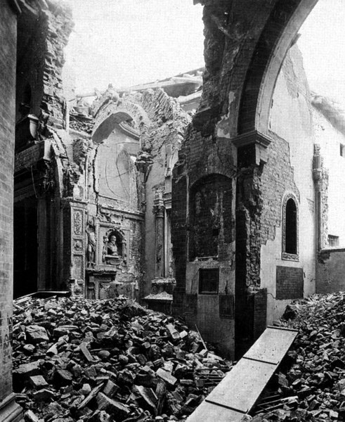 Fotografia che ritrae l'interno della chiesa dopo il bombardamento del 1944