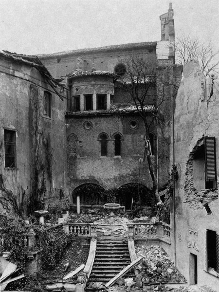 Fotografia che ritrae Il complesso di San Giovanni in Monte bombardato nel 1944