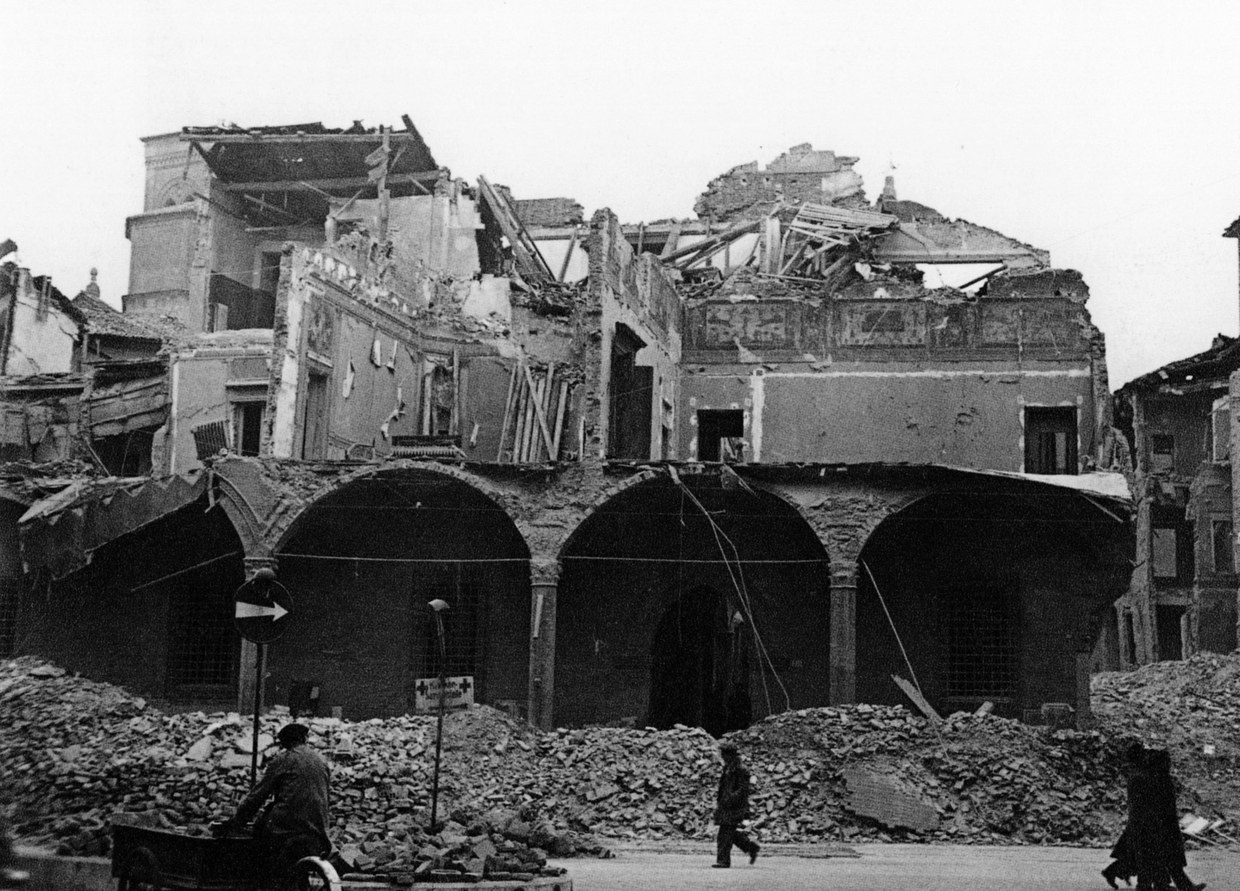 Fotografia che ritrae le case presso la salita di San Giovanni danneggiate dai bombardamenti