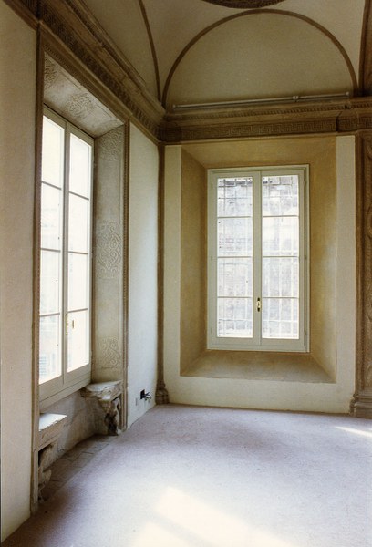 Fotografia che ritrae la finestra con sedili in pietra ritrovata dopo i restauri