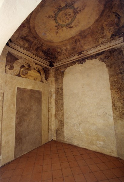 Fotografia che ritrae la stanza del priore, ritrovata dopo il restauro