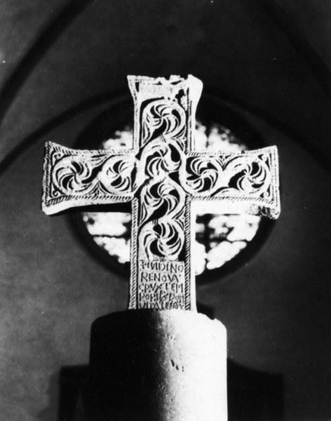 Fotografia della croce scolpita sostenuta dalla colonna