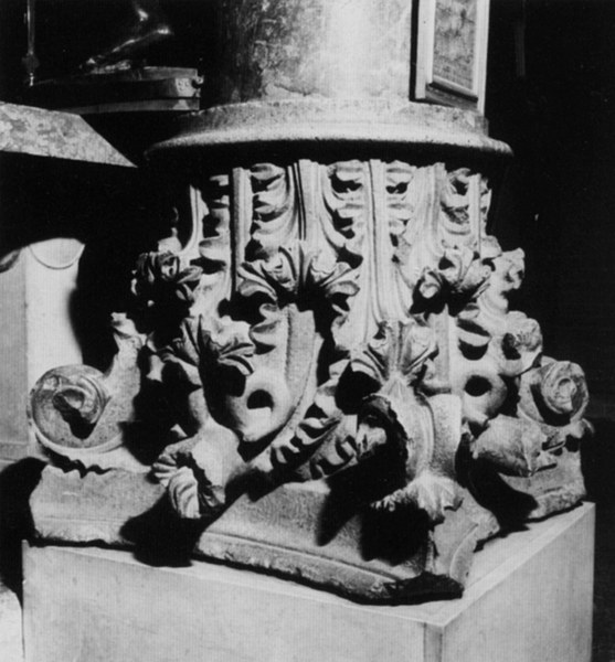 Fotografia del capitello romano rovesciato alla base della colonna