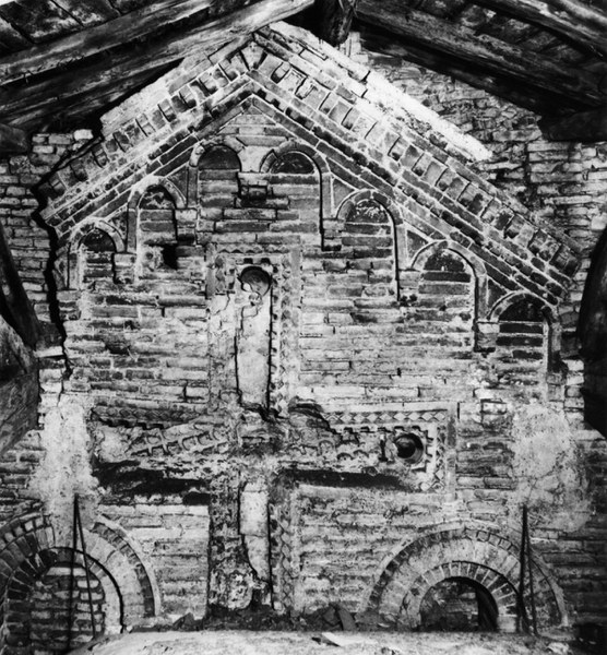 Fotografia che ritrae i resti della facciata quattrocentesca