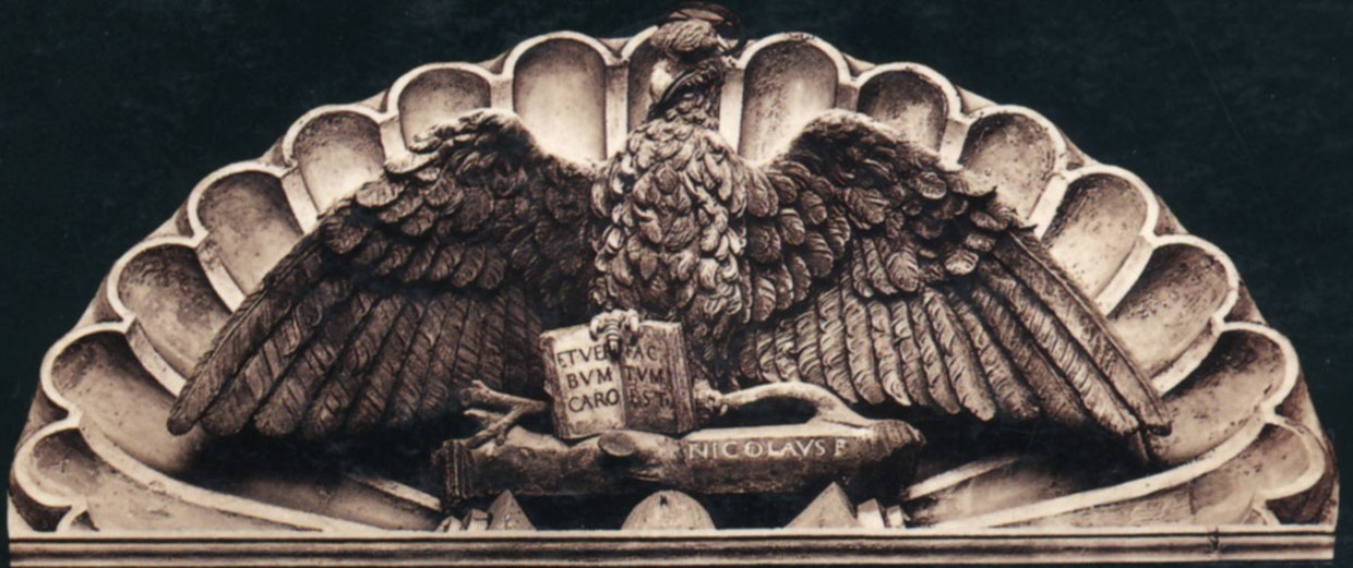 Fotografia che ritrae l'aquila modellata da Nicolò dell'Arca e collocata sulla facciata del quattrocento
