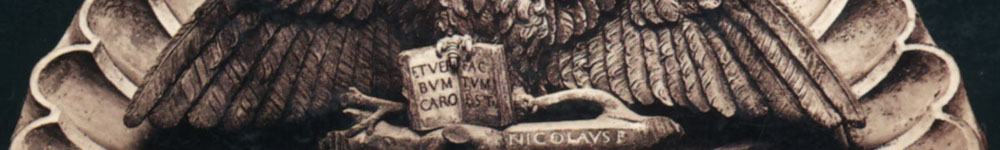 Particolare della fotografia che ritrae l'acquila in terracotta modellata da Nicolò dell'Arca