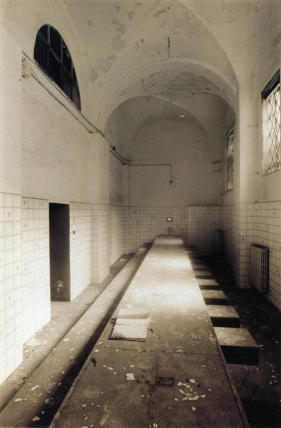 Fotografia del parlatorio del carcere situato nel loggiato inferiore sul chiostro grande