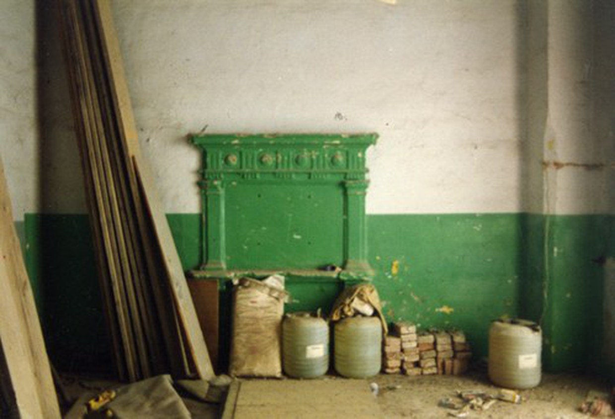 Fotografia del passavivande situato nell'atrio del refettorio, prima dei restauri
